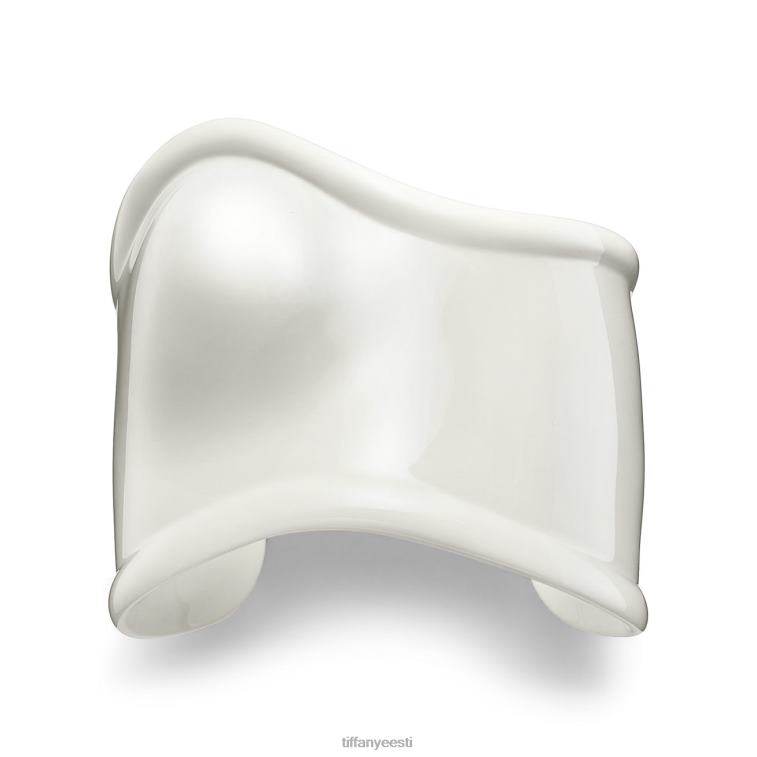 valge viimistlusega vase kohal